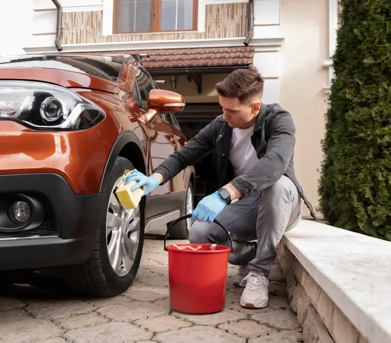 Lavage auto à domicile Montaudin : professionnel intervenant sur un véhicule